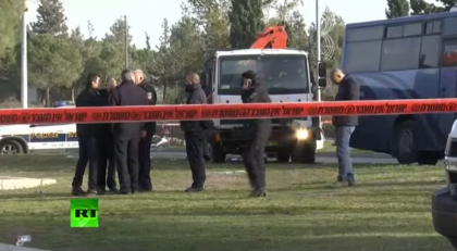 Un palestinian a intrat cu camionul in trecatori la Ierusalim, ucigand patru soldati israelieni. Soferul a fost impuscat - LIVE VIDEO Un palestinian a intrat cu camionul in trecatori la Ierusalim, ucigand patru soldati israelieni. Soferul a fost impuscat - LIVE VIDEO
