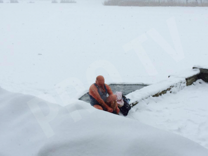 Codul galben de ninsori puternice l-a trimis la... scaldat! Un barbat a sfidat gerul si a facut baie printre sloiurile de gheata intr-un lac din capitala - FOTO Codul galben de ninsori puternice l-a trimis la... scaldat! Un barbat a sfidat gerul si a facut baie printre sloiurile de gheata intr-un lac din capitala - FOTO