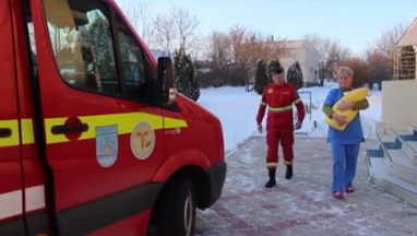 Doi nou nascuti din nordul tarii, transportati cu SMURD-ul la spital - VIDEO Doi nou nascuti din nordul tarii, transportati cu SMURD-ul la spital - VIDEO