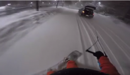 Teribilism dus la extrem pe o strada, in plina iarna: Zapada a fost motiv de distractie - VIDEO