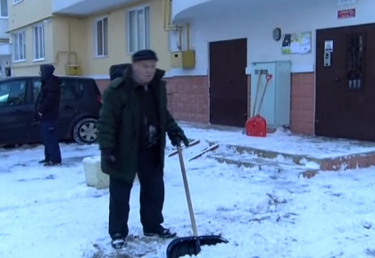 URMARESTE LIVE. Au pus mana pe lopeti si s-au apucat sa-si curate curtile. Cum isi deszapezesc drumurile din fata blocurilor mai multi locatari din sectorul Buiucani URMARESTE LIVE. Au pus mana pe lopeti si s-au apucat sa-si curate curtile. Cum isi deszapezesc drumurile din fata blocurilor mai multi locatari din sectorul Buiucani