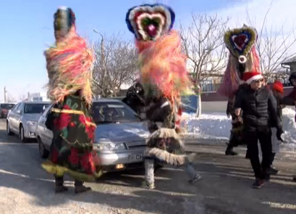 Festivalul traditiilor de iarna la Crihana Veche. Zeci de "capre" danseaza pe strazi, printre masini