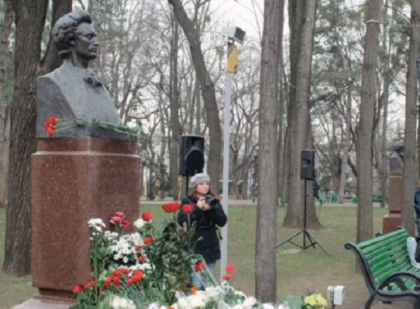 LIVE VIDEO. Igor Dodon il omagiaza pe Mihai Eminescu. Presedintele depune flori la bustul marelui poet