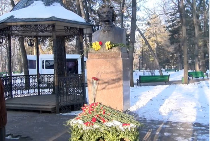 LIVE VIDEO. Bustul lui Mihai Eminescu, inconjurat de flori. Mai multi politicieni si oameni de cultura omaziaza marele poet