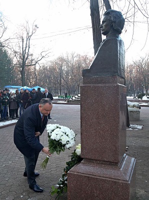 Igor Dodon il omagiaza pe Mihai Eminescu. Presedintele a depus flori la bustul marelui poet - GALERIE FOTO