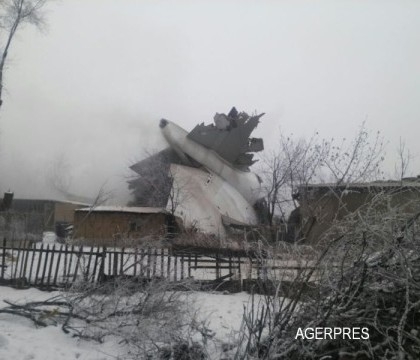 Un avion Boeing 747 turcesc s-a prabusit in Kargazstan, peste case: cel putin 37 de morti, printre care si copii care dormeau. Marti, zi de doliu national. VIDEO