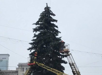 URMARESTE LIVE. Au trecut sarbatorile, gata si cu bradul din PMAN: autoritatile s-au apucat sa-l demonteze URMARESTE LIVE. Au trecut sarbatorile, gata si cu bradul din PMAN: autoritatile s-au apucat sa-l demonteze