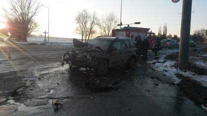 Accident la o intersectie din capitala. Doua masini s-au ciocnit violent. In urma impactului, doua persoane au fost transportate de urgenta la spital - FOTO Accident la o intersectie din capitala. Doua masini s-au ciocnit violent. In urma impactului, doua persoane au fost transportate de urgenta la spital - FOTO