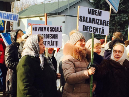 URMARESTE LIVE. Profesorii - la protest in fata Guvernului: "Vrem salarizare decenta" URMARESTE LIVE. Profesorii - la protest in fata Guvernului: "Vrem salarizare decenta"