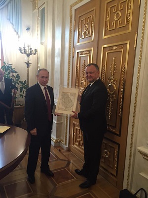 Vladimir Putin si Igor Dodon au facut schimb de cadouri la Moscova. Ce a primit presedintele tarii noastre - FOTO Vladimir Putin si Igor Dodon au facut schimb de cadouri la Moscova. Ce a primit presedintele tarii noastre - FOTO
