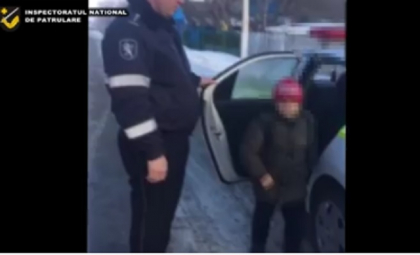 Un baietel de 7 ani s-a ratacit pe soseaua Soroca - Drochia dupa ce a incurcat transportul public cu care urma sa ajunga acasa. Cum a fost gasit copilul - VIDEO