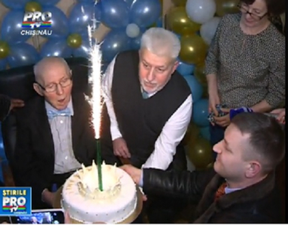 La multi ani, maestre! Gheorghe Urschi implineste astazi 69 de ani. Cei apropiati au pastrat traditia. Ce cadou a primit umoristul in acest an La multi ani, maestre! Gheorghe Urschi implineste astazi 69 de ani. Cei apropiati au pastrat traditia. Ce cadou a primit umoristul in acest an