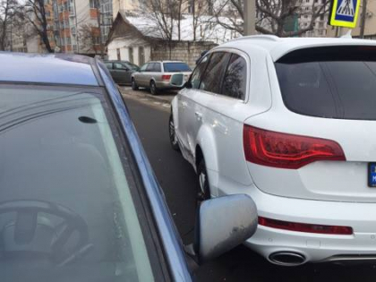 Nu au putut imparti carosabilul. Cum arata un AUDI Q7 dupa ce s-a ciocnit cu alte doua masini pe o strada din capitala - GALERIE FOTO Nu au putut imparti carosabilul. Cum arata un AUDI Q7 dupa ce s-a ciocnit cu alte doua masini pe o strada din capitala - GALERIE FOTO