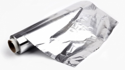 Ai observat ca folia de aluminiu e lucioasa doar pe o parte si mata pe partea celalalta? Uite ce rol are partea lucioasa! Nu te-ai fi gandit la asta Ai observat ca folia de aluminiu e lucioasa doar pe o parte si mata pe partea celalalta? Uite ce rol are partea lucioasa! Nu te-ai fi gandit la asta