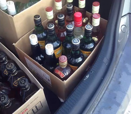 Un barbat din Orhei a fost retinut in timp ce incerca sa vanda ilegal bauturi alcoolice scumpe. Suma totala a bauturilor este de 36000 lei Un barbat din Orhei a fost retinut in timp ce incerca sa vanda ilegal bauturi alcoolice scumpe. Suma totala a bauturilor este de 36000 lei