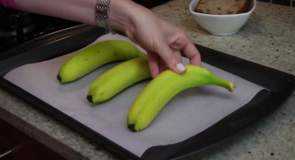 A pus trei banane intr-o tava si le-a bagat in cuptor pentru 40 de minute. Ce a obtinut la final A pus trei banane intr-o tava si le-a bagat in cuptor pentru 40 de minute. Ce a obtinut la final