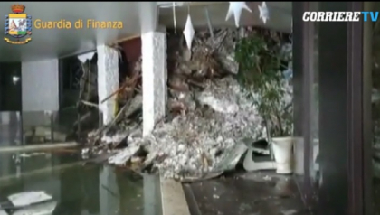 Primele imagini din interiorul hotelului din Apenini, ingropat in zapada dupa o avalansa produsa in urma cutremurului din Italia: Peste 30 de persoane, disparute - VIDEO Primele imagini din interiorul hotelului din Apenini, ingropat in zapada dupa o avalansa produsa in urma cutremurului din Italia: Peste 30 de persoane, disparute - VIDEO