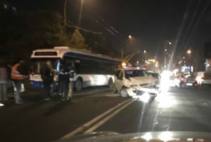 Un automobil a fost distrus asta-noapte dupa ce s-a ciocnit violent cu un troleibuz - FOTO