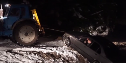 Au incercat sa scoata un BMW din sant, insa au dat-o grav in bara - VIDEO Au incercat sa scoata un BMW din sant, insa au dat-o grav in bara - VIDEO