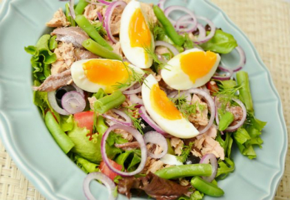 Salata cu ton si cartofi copti, un deliciu in zilele de iarna