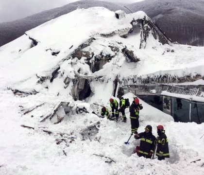 Romanca data disparuta dupa avalansa din Italia si fiul ei, printre cei 9 supravietuitori. Operatiunea de salvare, FILMATA