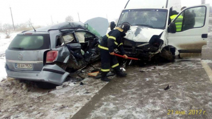 Grav accident la Telenesti. O persoana s-a stins pe loc, iar altele patru au fost ranite dupa ce un microbuz s-a cicnit violent cu un Opel - GALERIE FOTO Grav accident la Telenesti. O persoana s-a stins pe loc, iar altele patru au fost ranite dupa ce un microbuz s-a cicnit violent cu un Opel - GALERIE FOTO