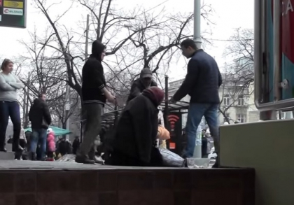 Momentul in care un barbat isi bate sotia in strada chiar in fata sediului MAI: "Du-te de aici". Ce s-a intamplat cand a ajuns politia la fata locului - VIDEO \\ ZdG