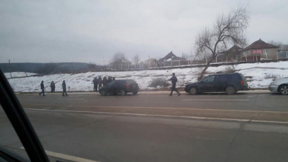 Ultima ora! O tanara, gasita moarta intr-un sant in apropiere de Razeni. La fata locului, politia si medicul legist - FOTO Ultima ora! O tanara, gasita moarta intr-un sant in apropiere de Razeni. La fata locului, politia si medicul legist - FOTO