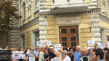 Protest organizat de Miscarea de Rezistenta Nationala, la Primarie. Oamenii cer ca sa nu fie construit edificiul multietajat in locul cafenelei Guguta: "Nu hotie, vrem democratie", "Jos Grozavu"