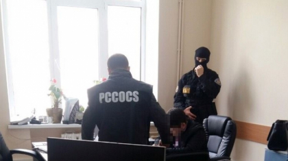 Perchezitii la Fisc. Un inspector fiscal si un director de firma, retinuti. Alte doua persoane sunt audiate: nu au achitat TVA-ul de peste 3 milioane de lei - GALERIE FOTO Perchezitii la Fisc. Un inspector fiscal si un director de firma, retinuti. Alte doua persoane sunt audiate: nu au achitat TVA-ul de peste 3 milioane de lei - GALERIE FOTO