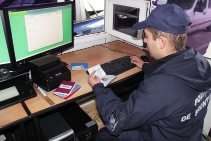 Motivul pentru care un moldovean a fost oprit de oamenii legii pe Aeroportul din Chisinau Motivul pentru care un moldovean a fost oprit de oamenii legii pe Aeroportul din Chisinau