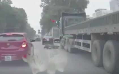 Accident neobisnuit pe o strada din Vietnam. Ce a urmat dupa ce o femeie aflata pe un scuter a fost lovita de un camion - VIDEO Accident neobisnuit pe o strada din Vietnam. Ce a urmat dupa ce o femeie aflata pe un scuter a fost lovita de un camion - VIDEO