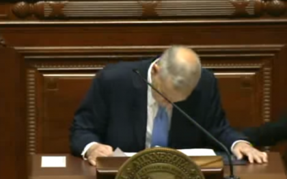 Panica in Congresul din Minnesota. Guvernatorul Mark Dayton a lesinat in timpul unui discurs - VIDEO