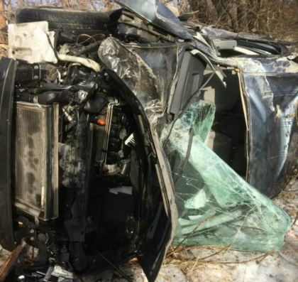 Un sofer a intrat cu masina intr-un pilon, dupa care a facut praf si un gard, la Peresecina. Cum arata automobilul in care se aflau 4 persoane - FOTO