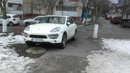 Tupeu fara margini. Si-au parcat bolizii cum au vrut pe o strada din capitala - GALERIE FOTO