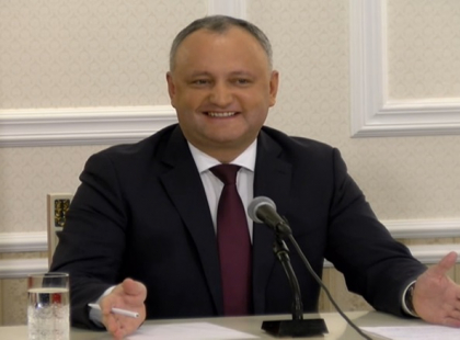 Dodon, despre halatul "prezidential" in care a aparut dupa ce s-a scaldat de Boboteaza: "Este un cadou. Cand am iesit din iaz mi l-au dat". Presedintele e dispus sa-l daruiasca. Cum il poti castiga Dodon, despre halatul "prezidential" in care a aparut dupa ce s-a scaldat de Boboteaza: "Este un cadou. Cand am iesit din iaz mi l-au dat". Presedintele e dispus sa-l daruiasca. Cum il poti castiga