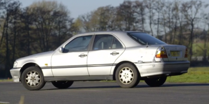Cat merge un Mercedes fara ulei in motor? Uite aici - VIDEO Cat merge un Mercedes fara ulei in motor? Uite aici - VIDEO