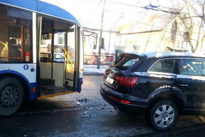 Un troleibuz a intrat intr-un Audi Q7, iar acesta, la randul sau, a lovit un alt Q7. Cum s-a intamplat totul Un troleibuz a intrat intr-un Audi Q7, iar acesta, la randul sau, a lovit un alt Q7. Cum s-a intamplat totul