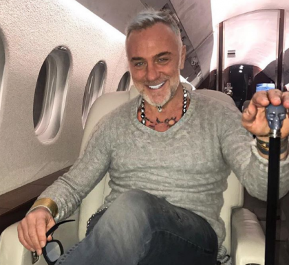 Italianul milionar, Gianluca Vacchi schimba ritmul? Cum a dansat inainte de a intra in avion impreuna cu frumoasa sotie - VIDEO 
