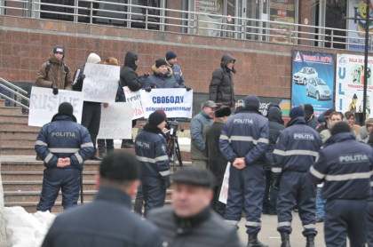 Sarbatoare pentru unii, protest pentru altii! cativa oameni protesteaza in fata cladirii unde Procuraturatura sarbatoreste 25 de ani de la fondare - GALERIE FOTO