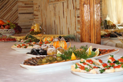 O cina deosebita: Rata la cuptor umpluta cu taietei! La desert: Baba neagra si alba ca la Nord! Iata unde poti savura aceste delicii culinare O cina deosebita: Rata la cuptor umpluta cu taietei! La desert: Baba neagra si alba ca la Nord! Iata unde poti savura aceste delicii culinare