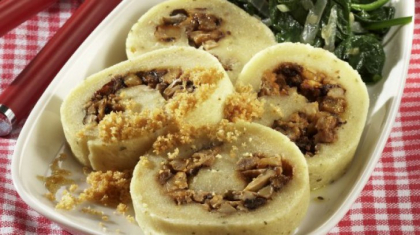 Nu stii ce sa mai faci de mancare? incearca aceasta rulada de cartofi si ciuperci! E delicioasa