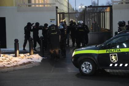 Militari inarmati pana in dinti, in jurul ambasadei SUA la Chisinau. Misiunea diplomatica a desfasurat exercitii impreuna cu serviciile speciale moldovenesti - GALERIE FOTO Militari inarmati pana in dinti, in jurul ambasadei SUA la Chisinau. Misiunea diplomatica a desfasurat exercitii impreuna cu serviciile speciale moldovenesti - GALERIE FOTO