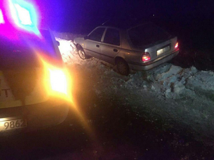 Taximetrist, oprit de doi tineri, amenintat cu un cutit si dat jos din masina langa satul Carbuna. Cum s-a intamplat totul Taximetrist, oprit de doi tineri, amenintat cu un cutit si dat jos din masina langa satul Carbuna. Cum s-a intamplat totul