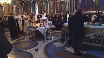 Cu adanca durere in suflet isi iau ramas bun. Trupul neinsufletit al lui Ion Ungureanu, depus la biserica Sfanta Teodora de la Sihla - GALERIE FOTO Cu adanca durere in suflet isi iau ramas bun. Trupul neinsufletit al lui Ion Ungureanu, depus la biserica Sfanta Teodora de la Sihla - GALERIE FOTO