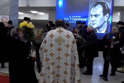 URMARESTE LIVE. Ion Ungureanu, condus pe ultimul drum. Zeci de oameni au venit sa-i spuna adio