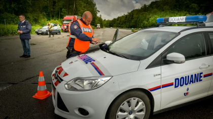 Surpriza de "proportii" pentru vamesii francezi, dupa ce au controlat valiza unui moldovean: Trebuia sa ajunga in Spania