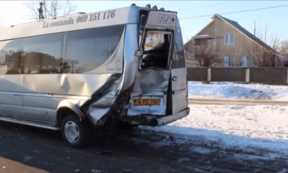Grav accident pe soseaua Balti-Chisinau. Doua microbuze cu pasageri s-au ciocnit violent: O tanara, transportata la spital - VIDEO Grav accident pe soseaua Balti-Chisinau. Doua microbuze cu pasageri s-au ciocnit violent: O tanara, transportata la spital - VIDEO