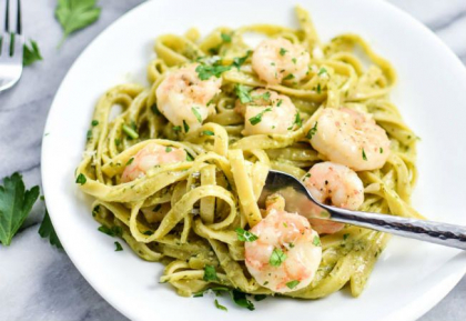 Linguini cu creveti si sos pesto, pentru o cina romantica Linguini cu creveti si sos pesto, pentru o cina romantica