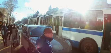 La volanul unui SUV, o soferita din capitala intrece orice limita: Cu masina pe avarii chiar in statia de troleibuz: "Vrei sa-ti dau un premiu?" - VIDEO
